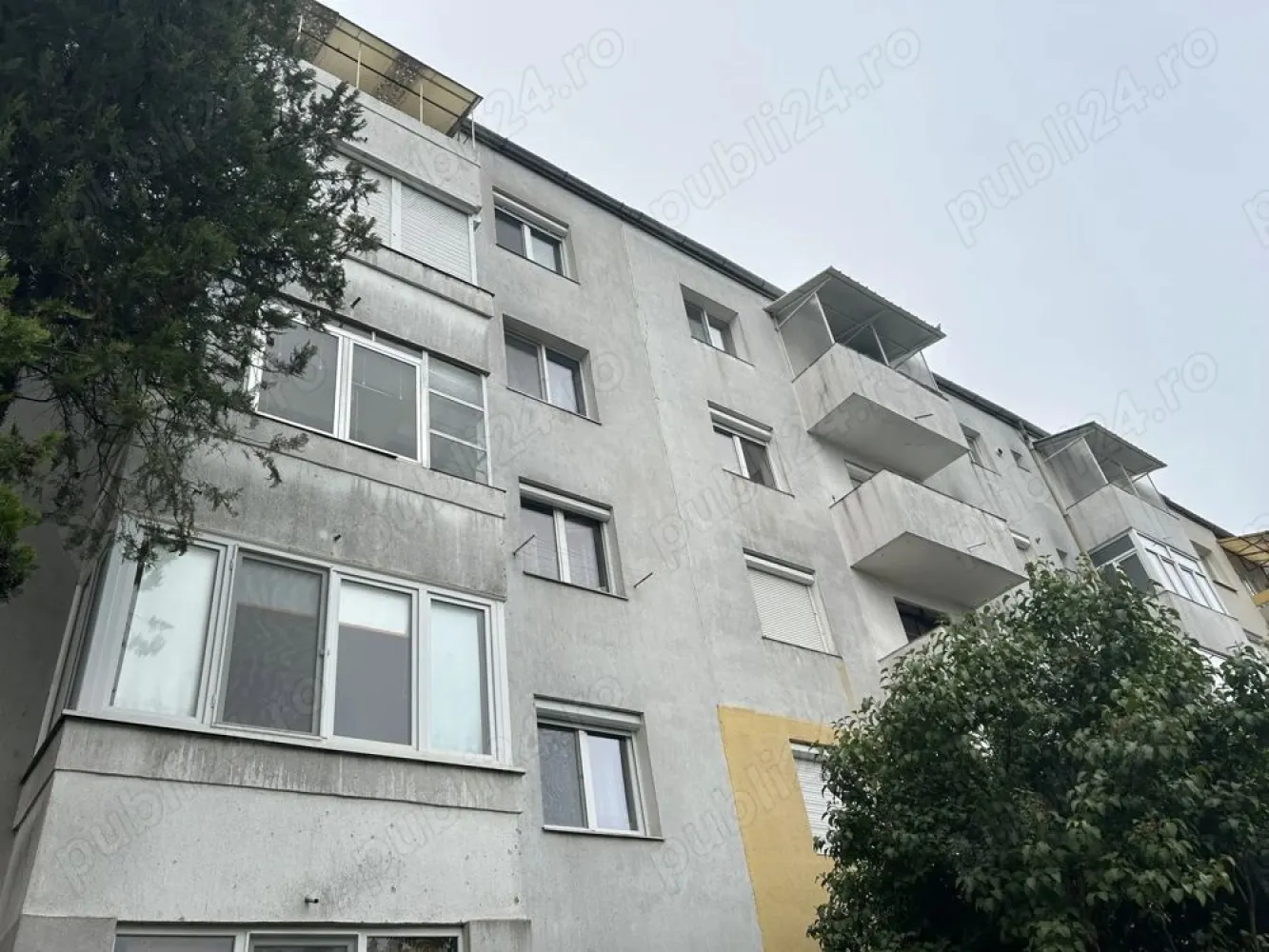BRASADAS vinde ap 2 cam CARAMIDA etaj 4/4 Solidarității. - Agenția imobiliara BRASADAS vinde apartament cu 2 camere, bloc din caramida, cu termoizolatie, confort unu, etaj 4, cu acoperis, semidecomandat, geamuri termopan, centrala termica, baie cu gresie si faianta, parchet din lemn, usa de intrare metalica, boxa uscata in subsol, complet mobilat, situat pe strada Rodnei in spate la magazinul Profi, langa biserica Greco Catolica( la 200 m de magazinul LIDL). www.brasadas.com.