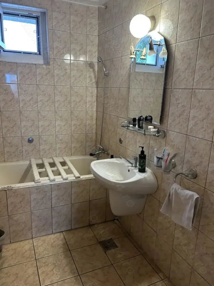 BRASADAS vinde ap 2 cam CARAMIDA etaj 4/4 Solidarității. - Agenția imobiliara BRASADAS vinde apartament cu 2 camere, bloc din caramida, cu termoizolatie, confort unu, etaj 4, cu acoperis, semidecomandat, geamuri termopan, centrala termica, baie cu gresie si faianta, parchet din lemn, usa de intrare metalica, boxa uscata in subsol, complet mobilat, situat pe strada Rodnei in spate la magazinul Profi, langa biserica Greco Catolica( la 200 m de magazinul LIDL). www.brasadas.com.