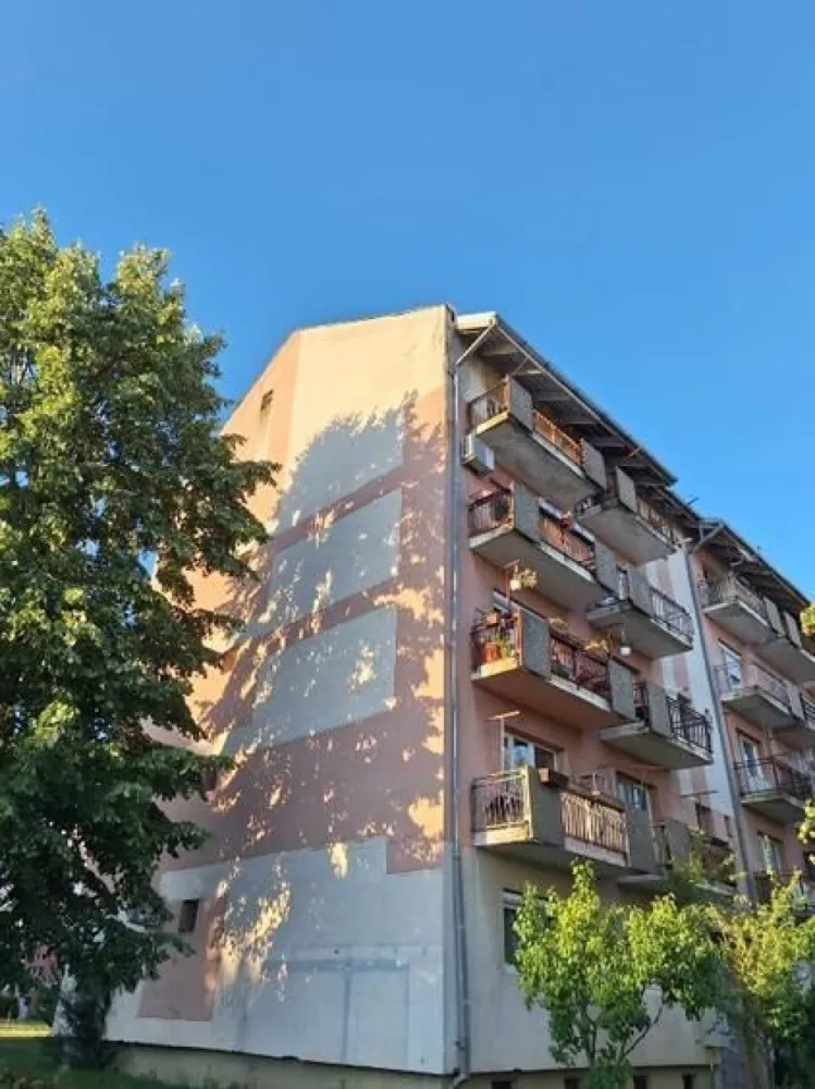 BRASADAS vinde ap 2 cam 4/4 RENOVAT Carpati II - Agenția imobiliara BRASADAS vinde apartament partament cu 2 camere, beci , proaspat RENOVAT , geamuri termopan, usa metalica, centrala gaz. www.brasadas.com.