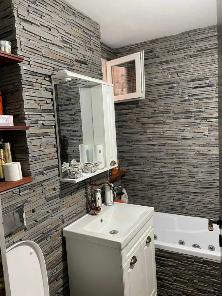 Apartament 2 cam etaj 3/4 in Carpati 1. - Agentia Imobiliara BRASADAS vinde apartament cu 2 camere la etajul 3/4 in Carpati 1. Apartamentul este recent renovat de la A la Z , apartamentul a fost izolat exteriot , este instalat si centrala termica , geamurile au fost schimbate pe termopan maro si jaluzele. Scara recent zugravit , iar usa scarii a fost schimbata si exista interfon. Se accepta si schimb doar cu casa aproape de oras. Www.brasadas.com.