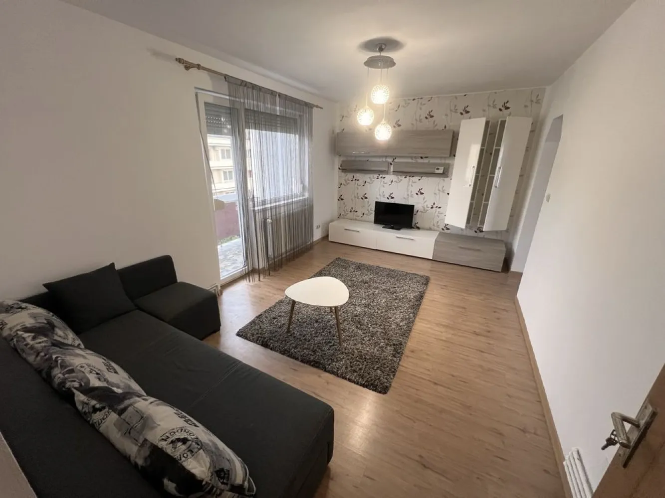 BRASADAS vinde ap 2 cam 50mp 4/4 Central. - Agenția imobiliara BRASADAS vinde apartament 2 camere central, suprafata aprox.50 mp utili, situat pe Calea Traian, etaj 4/4 cu acoperis, mobilat si utilat cum se vede in poze. Apartamentul este compus din : 1 bucatarie 2 camere semidecomandate 2 holuri 1 baie 1 debara 1 balcon www.brasadas.com.