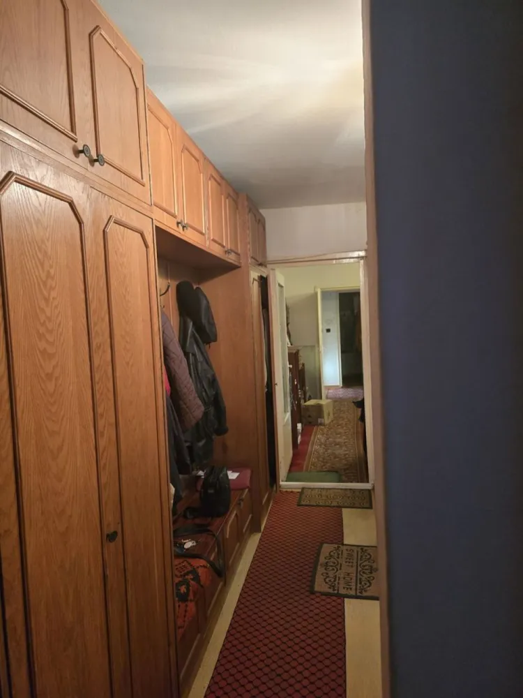 BRASADAS vinde ap 3 cam Micro 16 Etaj 2 din 4. - Agenția imobiliara BRASADAS vinde apartament semidecomandat cu 3 camere și 2 băi, 69 mp, la etajul 2 din 4, într-o zonă faină și calmă din Micro 16, în spatele restaurantului Poiana Codrului. Bloc izolat termic, cu cămară inclusă pentru extra spațiu de depozitare, balcon îngrădit cu geamuri termopan și loc de parcare rezervat, plătit până la 31 ianuarie 2026. La doar 10 minute pe jos de centru, aproape de mall și Lidl, cu școli și grădinițe în jur. Apartamentul are nevoie de renovare, dar e o oportunitate bună să-l aranjezi cum vrei. www.brasadas.com.