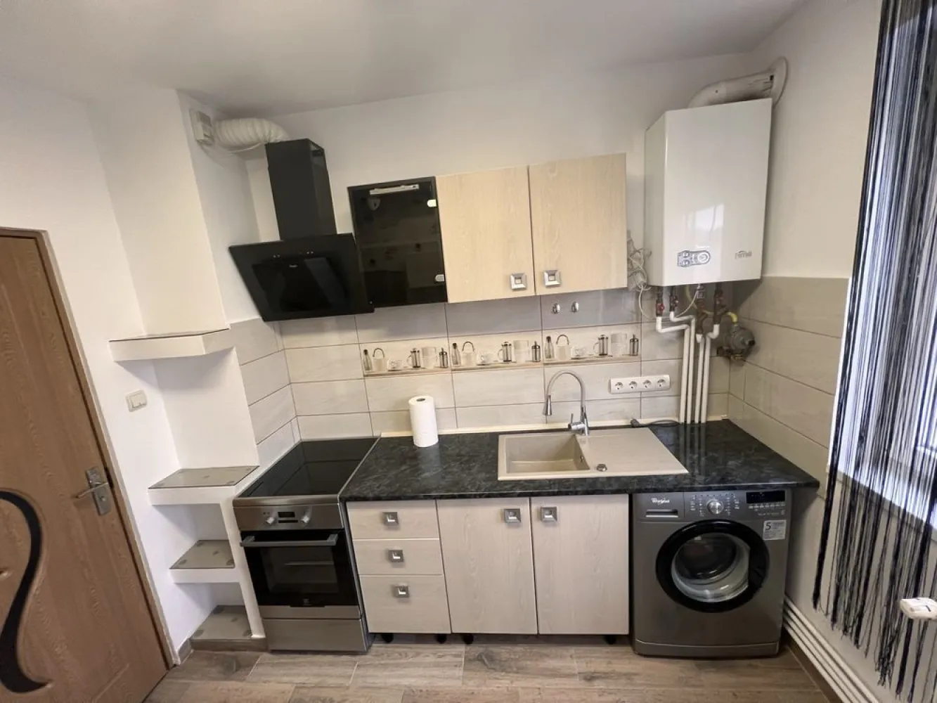 BRASADAS vinde ap 2 cam 50mp 4/4 Central. - Agenția imobiliara BRASADAS vinde apartament 2 camere central, suprafata aprox.50 mp utili, situat pe Calea Traian, etaj 4/4 cu acoperis, mobilat si utilat cum se vede in poze. Apartamentul este compus din : 1 bucatarie 2 camere semidecomandate 2 holuri 1 baie 1 debara 1 balcon www.brasadas.com.