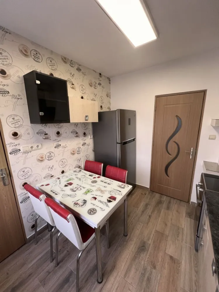 BRASADAS vinde ap 2 cam 50mp 4/4 Central. - Agenția imobiliara BRASADAS vinde apartament 2 camere central, suprafata aprox.50 mp utili, situat pe Calea Traian, etaj 4/4 cu acoperis, mobilat si utilat cum se vede in poze. Apartamentul este compus din : 1 bucatarie 2 camere semidecomandate 2 holuri 1 baie 1 debara 1 balcon www.brasadas.com.