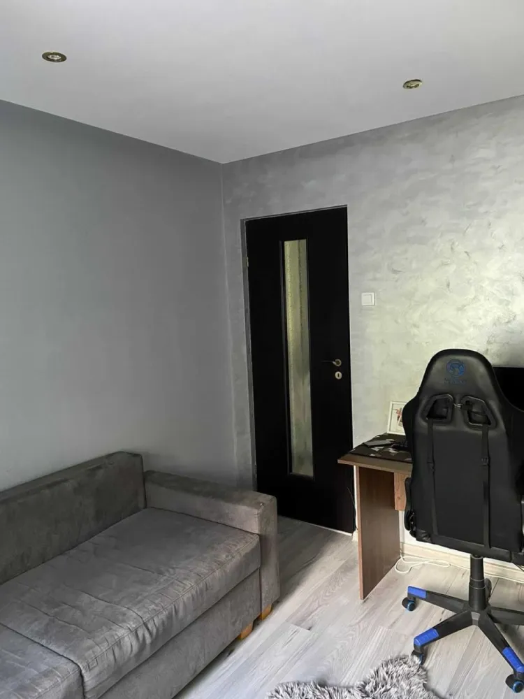 Apartament 2 cam etaj 3/4 in Carpati 1. - Agentia Imobiliara BRASADAS vinde apartament cu 2 camere la etajul 3/4 in Carpati 1. Apartamentul este recent renovat de la A la Z , apartamentul a fost izolat exteriot , este instalat si centrala termica , geamurile au fost schimbate pe termopan maro si jaluzele. Scara recent zugravit , iar usa scarii a fost schimbata si exista interfon. Se accepta si schimb doar cu casa aproape de oras. Www.brasadas.com.