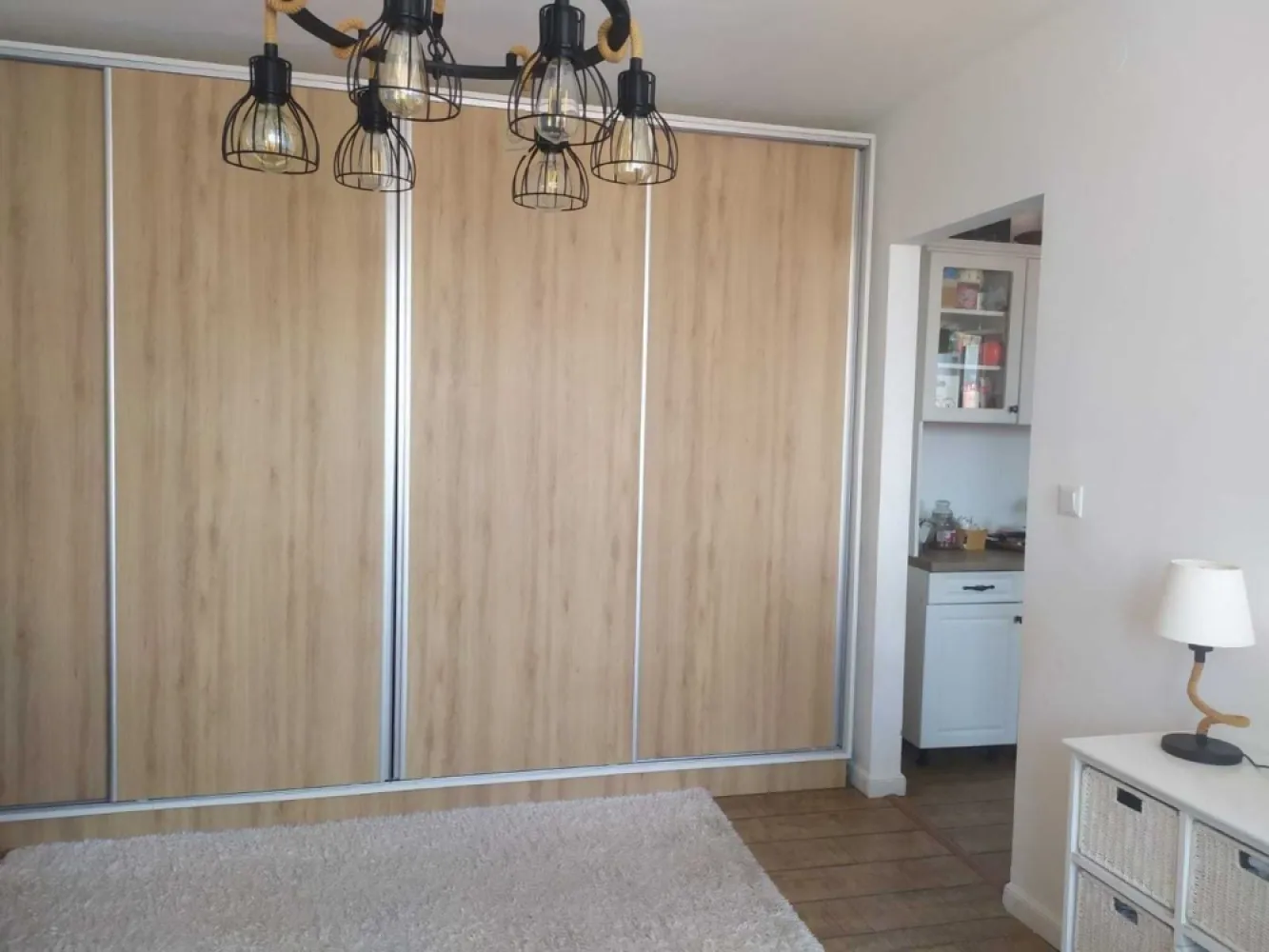 BRASADAS vinde ap ultracentral cu 3 camere. - Agentia Imobiliara BRASADAS vinde apartament cu 3 camere , ultracentral. Zona linistita , beci, loc de parchare in curte inchisa. Renovat, mobilat, utilat. www.brasadas.com.
