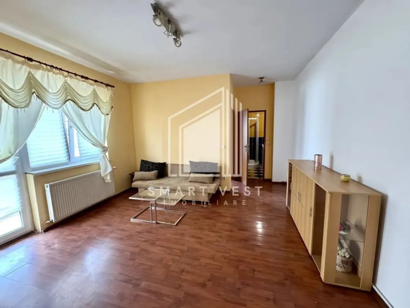 BRASADAS vinde ap 2 cam 4/4 Central - Agenția imobiliara BRASADAS vinde apartament 2 camere Centru Bloc de cărămidă, Curte cu parcare, Bloc reabilitat complet, etaj 4 cu pod ,acoperiș,cetarne noi, balcon mare cu vedere spre bulevard, instalații noi,centrală, calorifere, termopane, mobilat, interfon! Potrivit pentru investite s au locuit. www.brasadas.com.