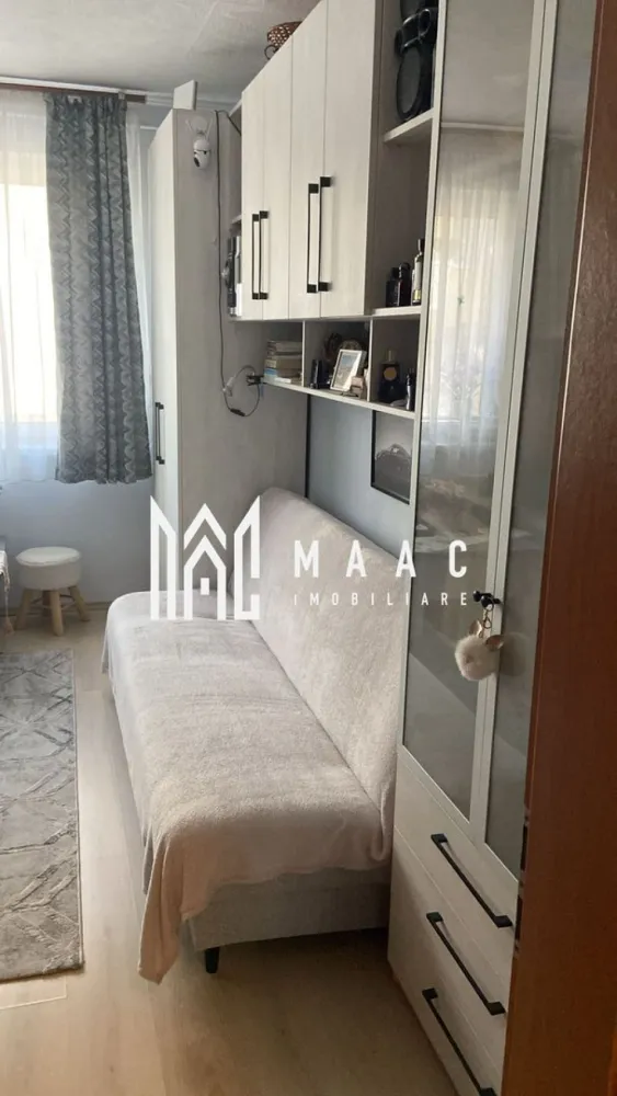 Apartament 2 camere | Parter | 56 MPU | Logie | C. Dumbravii - MAAC Imobiliare vă prezintă un apartament cu 2 camere decomandat situat in zona Calea Dumbrăvii Caracteristici: 2 camere decomandate, situat la parter înalt. Suprafață utila: 56 mp. Bloc izolat termic Luminos, cu orientare favorabilă și geamuri mari. Loc de parcare dedicat, chiar sub geam. Compartimentare și dotări: Hol de aproximativ 6 mp, cu dresor pe hol de 4 m. Bucătărie complet mobilată și utilată. Living și dormitor confortabil, fiecare cu acces facil. Baie ventilată cu geam și bine întreținută. Debara utilă pentru depozitare suplimentară. Pivniță cu o suprafață similară dormitorului, ideală pentru depozitare suplimentară. Echipare și confort: Aer condiționat Geamuri termopan tripan (3 straturi) Centrală termică proprie cu calorifere Cheltuieli lunare reduse, datorită izolației termice. Localizare și zonă: La doar 3 minute de Parcul Sub Arini, ideal pentru plimbări și relaxare în aer liber. Zonă liniștită, fără trafic intens – acces auto doar pentru locatarii ansamblului. Proximitate excelentă față de mijloace de transport, magazine, școli și spații verzi. Pentru mai multe detalii precizati telefonic ca ati vazut anuntul cu ID: CP2783616 }}