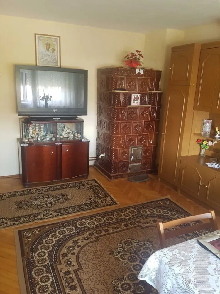 BRASADAS vinde ap 3 cam Carpati 2, la parter. - Agenția imobiliara BRASADAS vinde un apartament cu 3 camere, decomandat, cu o suprafață generoasă de 78 mp, situat în cartierul Carpați 2. Locuința se află la parterul unui bloc cu 4 etaje, construit în 1990, ceea ce îi conferă un acces facil și multiple posibilități de utilizare. Compartimentare: decomandat Beci spațios de 20 m2 Dotări: centrală termică, geamuri termopan, apartament mobilat și utilat Avantaje și zonă: Locuință gata de mutat, întreținută și complet echipată Poziționare excelentă – zonă liniștită, cu acces rapid la școli, grădinițe, magazine, mijloace de transport și o sală de fitness Versatilitate – datorită amplasării la parter și a spațiului generos, apartamentul este ideal nu doar ca locuință, ci și ca spațiu comercial, cabinet medical, birou sau sediu de firmă. www.brasadas.com.