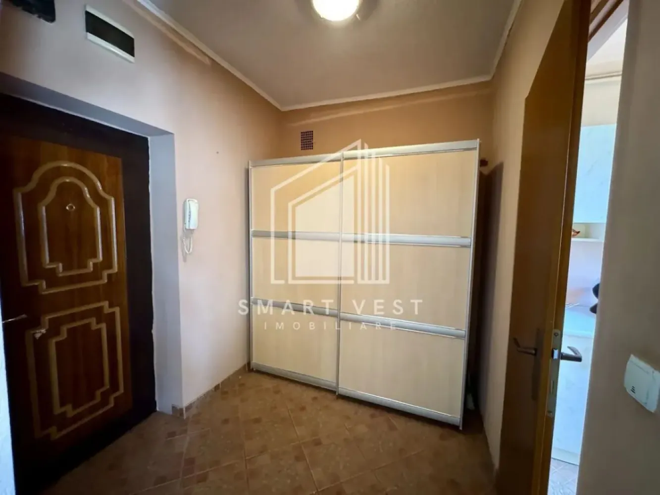 BRASADAS vinde ap 2 cam 4/4 Central - Agenția imobiliara BRASADAS vinde apartament 2 camere Centru Bloc de cărămidă, Curte cu parcare, Bloc reabilitat complet, etaj 4 cu pod ,acoperiș,cetarne noi, balcon mare cu vedere spre bulevard, instalații noi,centrală, calorifere, termopane, mobilat, interfon! Potrivit pentru investite s au locuit. www.brasadas.com.