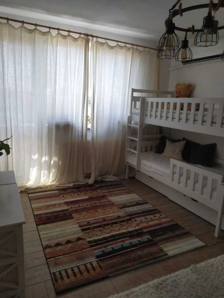BRASADAS vinde ap ultracentral cu 3 camere. - Agentia Imobiliara BRASADAS vinde apartament cu 3 camere , ultracentral. Zona linistita , beci, loc de parchare in curte inchisa. Renovat, mobilat, utilat. www.brasadas.com.
