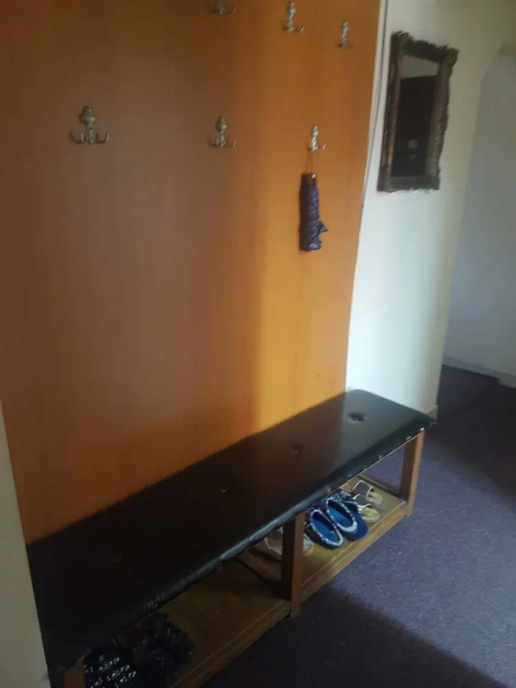 BRASADAS vinde ap 3 cam Carpati 2, la parter. - Agenția imobiliara BRASADAS vinde un apartament cu 3 camere, decomandat, cu o suprafață generoasă de 78 mp, situat în cartierul Carpați 2. Locuința se află la parterul unui bloc cu 4 etaje, construit în 1990, ceea ce îi conferă un acces facil și multiple posibilități de utilizare. Compartimentare: decomandat Beci spațios de 20 m2 Dotări: centrală termică, geamuri termopan, apartament mobilat și utilat Avantaje și zonă: Locuință gata de mutat, întreținută și complet echipată Poziționare excelentă – zonă liniștită, cu acces rapid la școli, grădinițe, magazine, mijloace de transport și o sală de fitness Versatilitate – datorită amplasării la parter și a spațiului generos, apartamentul este ideal nu doar ca locuință, ci și ca spațiu comercial, cabinet medical, birou sau sediu de firmă. www.brasadas.com.