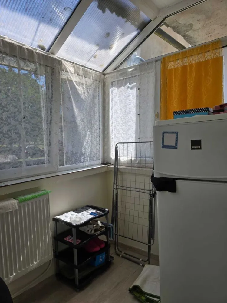 BRASADAS vinde garsoniera pe Ostrovului la PARTER. - Agenția imobiliara BRASADAS vinde garsoniera situata pe Ostrovului, la parterul blocului. Cu dependințe: 1 cameră, 1 baie, 1 bucătărie, 1 hol, 1 balcon. Suprafață de 21,40 mp, baia este proaspăt pusă la punct, centrală pe gaz nouă. www.brasadas.com.