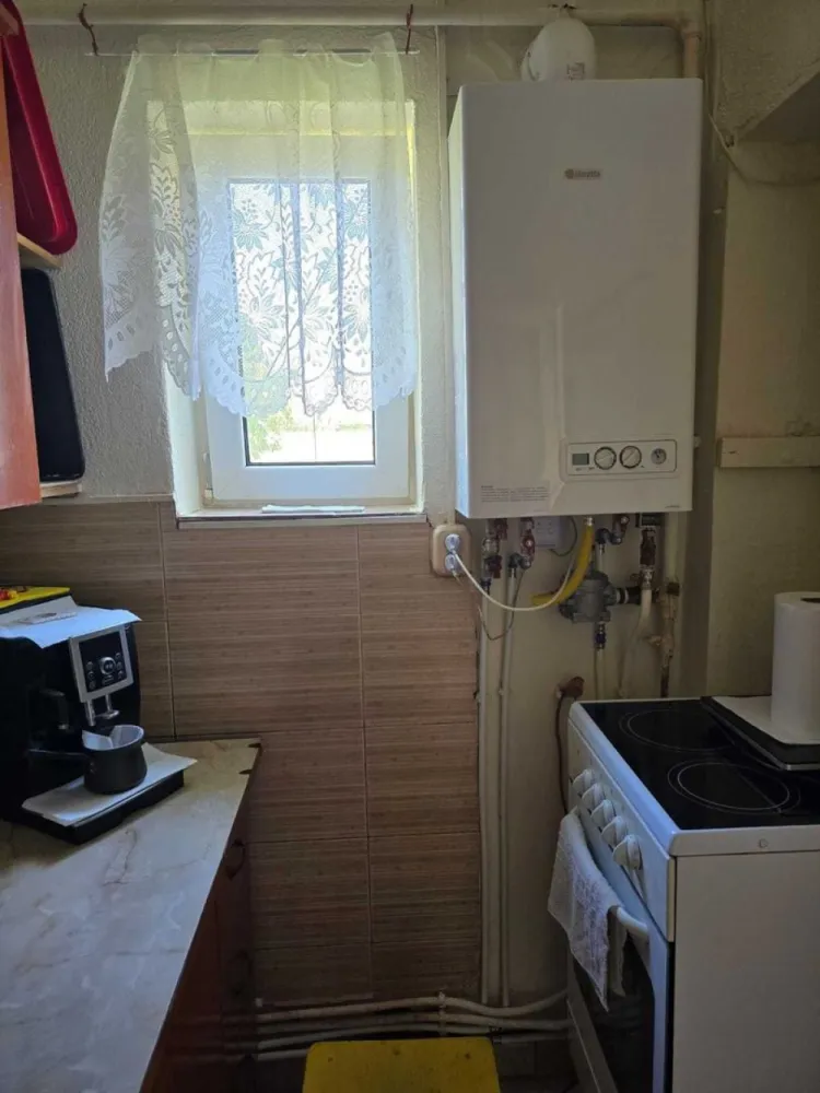 BRASADAS vinde garsoniera pe Ostrovului la PARTER. - Agenția imobiliara BRASADAS vinde garsoniera situata pe Ostrovului, la parterul blocului. Cu dependințe: 1 cameră, 1 baie, 1 bucătărie, 1 hol, 1 balcon. Suprafață de 21,40 mp, baia este proaspăt pusă la punct, centrală pe gaz nouă. www.brasadas.com.