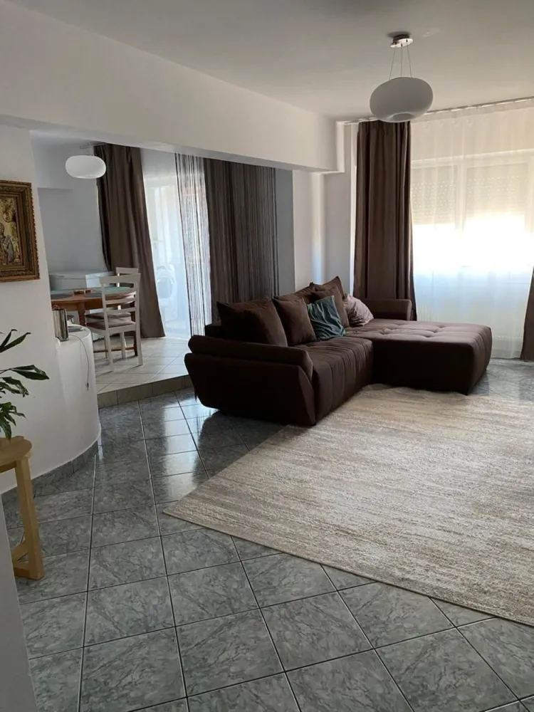 BRASADAS vinde ap 3 cam 7/8 Soarelui. - Agenția imobiliara BRASADAS vinde apartament cu 3 camere, foarte frumos si primitor, fiind compus din două dormitoare, living, baie, bucătărie spațioasă, debara și balcon inchis cu termopane, suprafață utilă de 88mp, în Piața Soarelui, la etajul 7 din 8, într-o zonă foarte bună si accesibilă. Apartamentul dispune de încălzire cu centrală și calorifere și aparat de aer condiționat. Blocul urmează să fie reabilitat, inclusiv casa scării, lucrările fiind demarate pentru izolarea cu polistiren. www.brasadas.com.