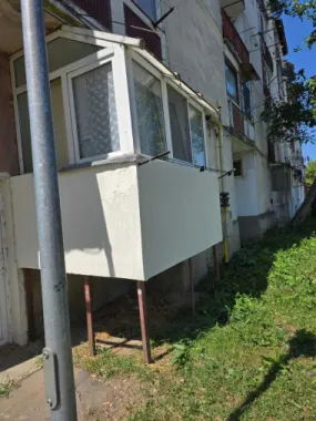 BRASADAS vinde garsoniera pe Ostrovului la PARTER.