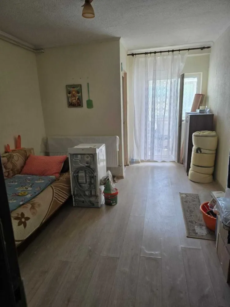 BRASADAS vinde garsoniera pe Ostrovului la PARTER. - Agenția imobiliara BRASADAS vinde garsoniera situata pe Ostrovului, la parterul blocului. Cu dependințe: 1 cameră, 1 baie, 1 bucătărie, 1 hol, 1 balcon. Suprafață de 21,40 mp, baia este proaspăt pusă la punct, centrală pe gaz nouă. www.brasadas.com.