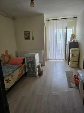 BRASADAS vinde garsoniera pe Ostrovului la PARTER.
