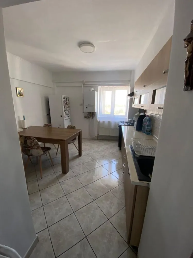 BRASADAS vinde ap 3 cam 7/8 Soarelui. - Agenția imobiliara BRASADAS vinde apartament cu 3 camere, foarte frumos si primitor, fiind compus din două dormitoare, living, baie, bucătărie spațioasă, debara și balcon inchis cu termopane, suprafață utilă de 88mp, în Piața Soarelui, la etajul 7 din 8, într-o zonă foarte bună si accesibilă. Apartamentul dispune de încălzire cu centrală și calorifere și aparat de aer condiționat. Blocul urmează să fie reabilitat, inclusiv casa scării, lucrările fiind demarate pentru izolarea cu polistiren. www.brasadas.com.