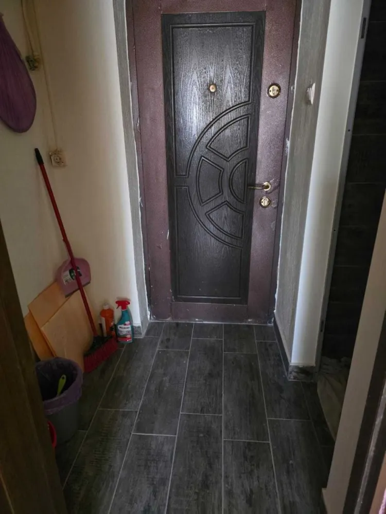 BRASADAS vinde garsoniera pe Ostrovului la PARTER. - Agenția imobiliara BRASADAS vinde garsoniera situata pe Ostrovului, la parterul blocului. Cu dependințe: 1 cameră, 1 baie, 1 bucătărie, 1 hol, 1 balcon. Suprafață de 21,40 mp, baia este proaspăt pusă la punct, centrală pe gaz nouă. www.brasadas.com.