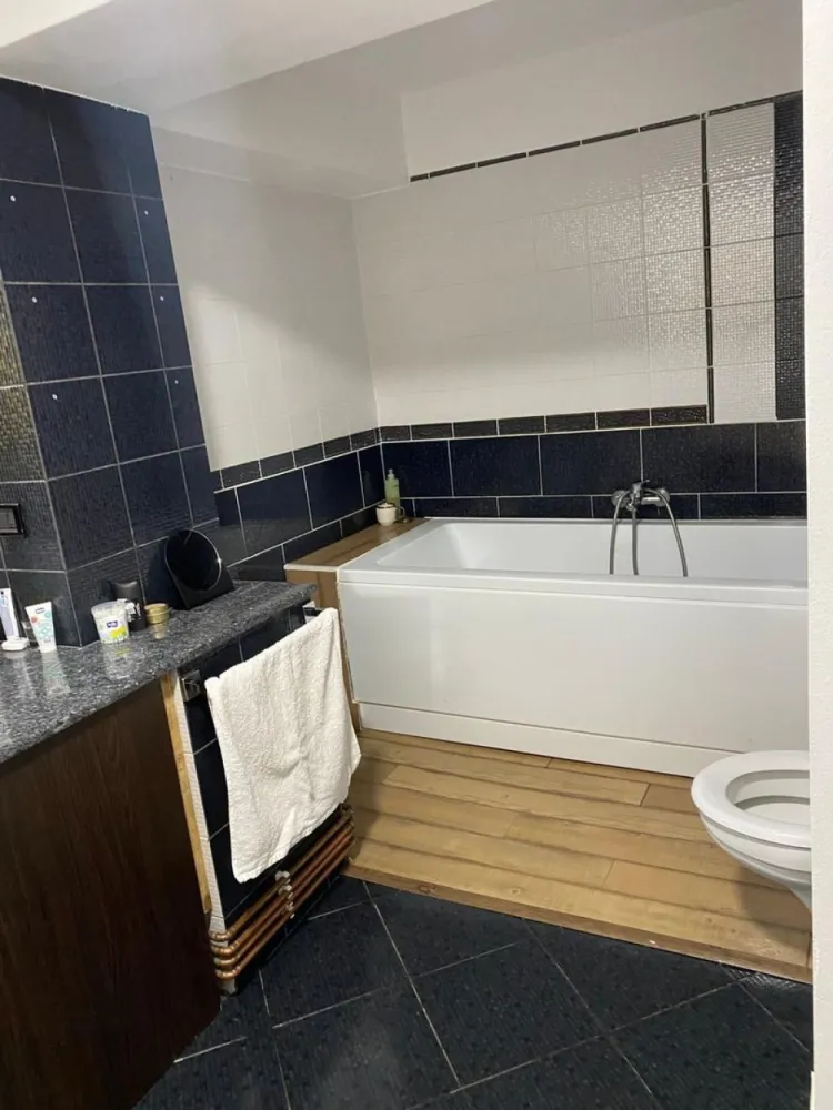 BRASADAS vinde ap 3 cam 7/8 Soarelui. - Agenția imobiliara BRASADAS vinde apartament cu 3 camere, foarte frumos si primitor, fiind compus din două dormitoare, living, baie, bucătărie spațioasă, debara și balcon inchis cu termopane, suprafață utilă de 88mp, în Piața Soarelui, la etajul 7 din 8, într-o zonă foarte bună si accesibilă. Apartamentul dispune de încălzire cu centrală și calorifere și aparat de aer condiționat. Blocul urmează să fie reabilitat, inclusiv casa scării, lucrările fiind demarate pentru izolarea cu polistiren. www.brasadas.com.