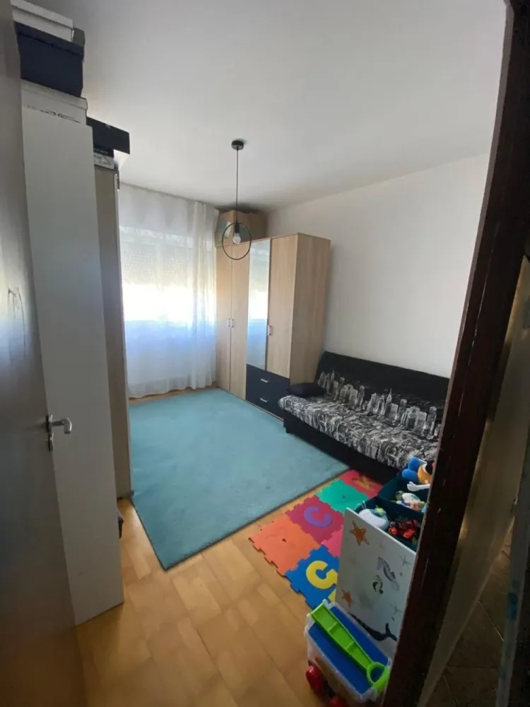 BRASADAS vinde ap 3 cam 7/8 Soarelui. - Agenția imobiliara BRASADAS vinde apartament cu 3 camere, foarte frumos si primitor, fiind compus din două dormitoare, living, baie, bucătărie spațioasă, debara și balcon inchis cu termopane, suprafață utilă de 88mp, în Piața Soarelui, la etajul 7 din 8, într-o zonă foarte bună si accesibilă. Apartamentul dispune de încălzire cu centrală și calorifere și aparat de aer condiționat. Blocul urmează să fie reabilitat, inclusiv casa scării, lucrările fiind demarate pentru izolarea cu polistiren. www.brasadas.com.