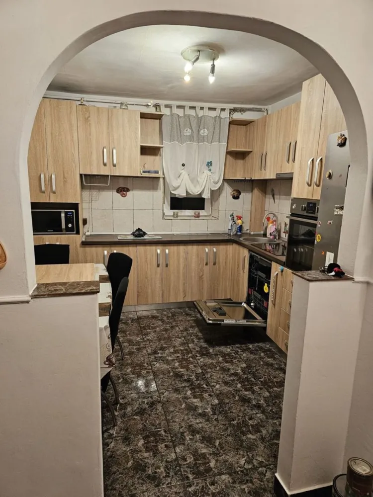 BRASADAS vinde ap 3 cam 4/4 64mp Micro 14. - Agenția imobiliara BRASADAS vinde apartament cu 3 camere 64mp la etajul 4/4 mobilat cu electrocasnice, aer condiționat, beci. www.brasadas.com.