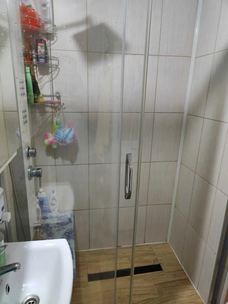 BRASADAS vinde ap 3 camere, Micro 14, Jiului 3/4. - Agenția imobiliara BRASADAS vinde apartament cu 3 camere in Micro 14 Alea Jiului Etaj 3/4 izolat interior, geamuri termopan, jaluzele, usa metalica, aer conditionat, microcentrala cu radiatioare noi, foarte eficient energetic se poate vinde mobilat la alt preț. www.brasadas.com.