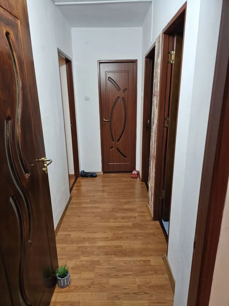 BRASADAS vinde ap 3 cam 4/4 64mp Micro 14. - Agenția imobiliara BRASADAS vinde apartament cu 3 camere 64mp la etajul 4/4 mobilat cu electrocasnice, aer condiționat, beci. www.brasadas.com.