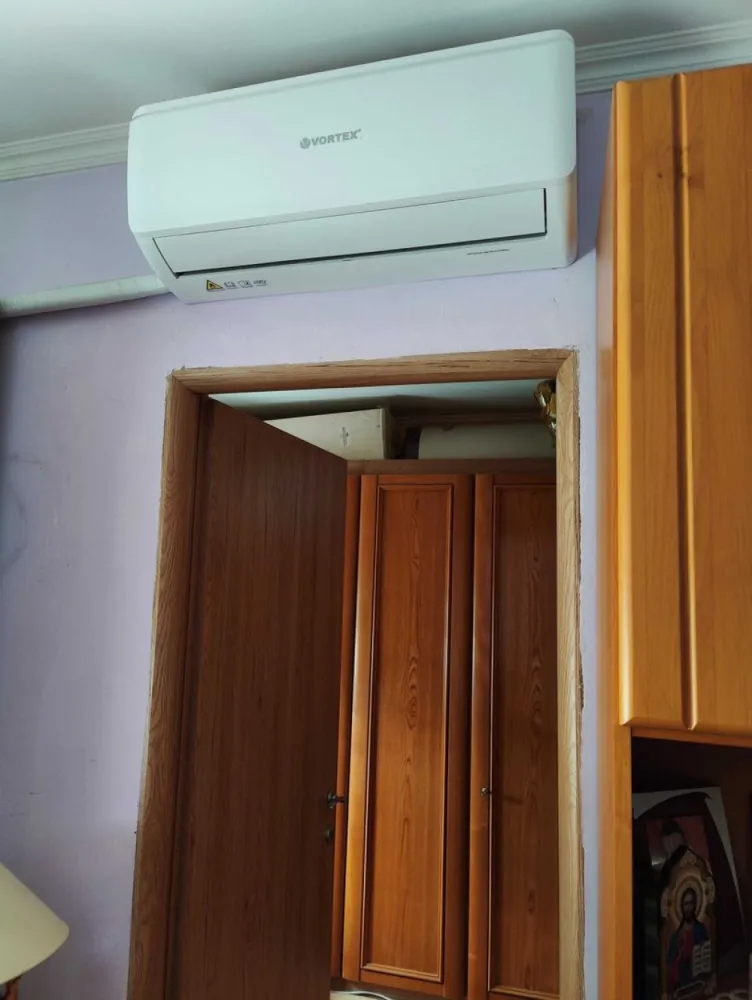 BRASADAS vinde ap 3 camere, Micro 14, Jiului 3/4. - Agenția imobiliara BRASADAS vinde apartament cu 3 camere in Micro 14 Alea Jiului Etaj 3/4 izolat interior, geamuri termopan, jaluzele, usa metalica, aer conditionat, microcentrala cu radiatioare noi, foarte eficient energetic se poate vinde mobilat la alt preț. www.brasadas.com.