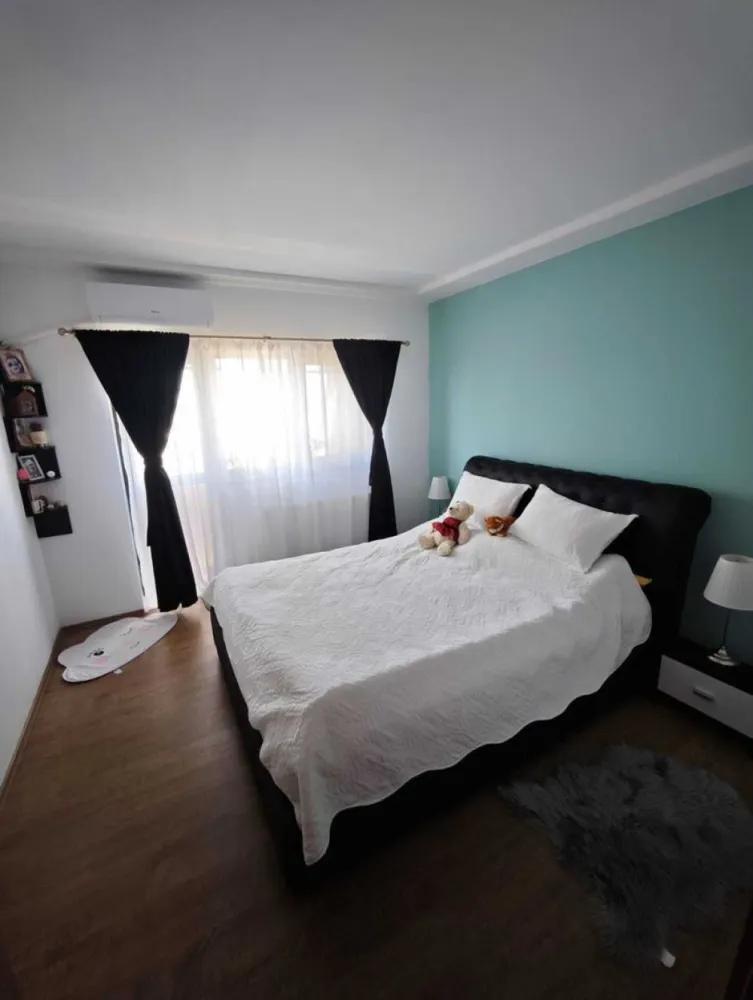 BRASADAS vinde ap 4 cam decomandat cu vedere deosebită - Agenția imobiliara BRASADAS vinde un apartament generos cu 4 camere decomandate, situat la etajul 10 din 10, într-o zonă liniștită și cu acces imediat la toate punctele de interes: școli, magazine, transport public și zone comerciale. Detalii apartament: Suprafață utilă: 85.2 mp. Compartimentare: decomandat 2 băi moderne 2 balcoane cu vedere frumoasă Dressing și debara pentru spații de depozitare suplimentare Modernizări și dotări: Lift nou, instalat în 2024 Izolație interioară pentru eficiență termică Instalațiile sanitare și electrice schimbate acum aproximativ 6 ani Aer condiționat Gree 12.000 BTU Smart – 2 unități Plită și cuptor electric încorporat Mașină de spălat vase Bosch încorporată Mașină de spălat Samsung și uscător Samsung Sistem de alarmă Cerber instalat pentru siguranță Avantaje: Apartament luminos, cu vedere deschisă și compartimentare practică Localizare excelentă – toate facilitățile la câțiva pași Se vinde complet utilat și modernizat, pregătit pentru mutare imediată Ideal atât pentru familie, cât și pentru investiție (închiriere pe termen lung sau regim hotelier) www.brasadas.com.