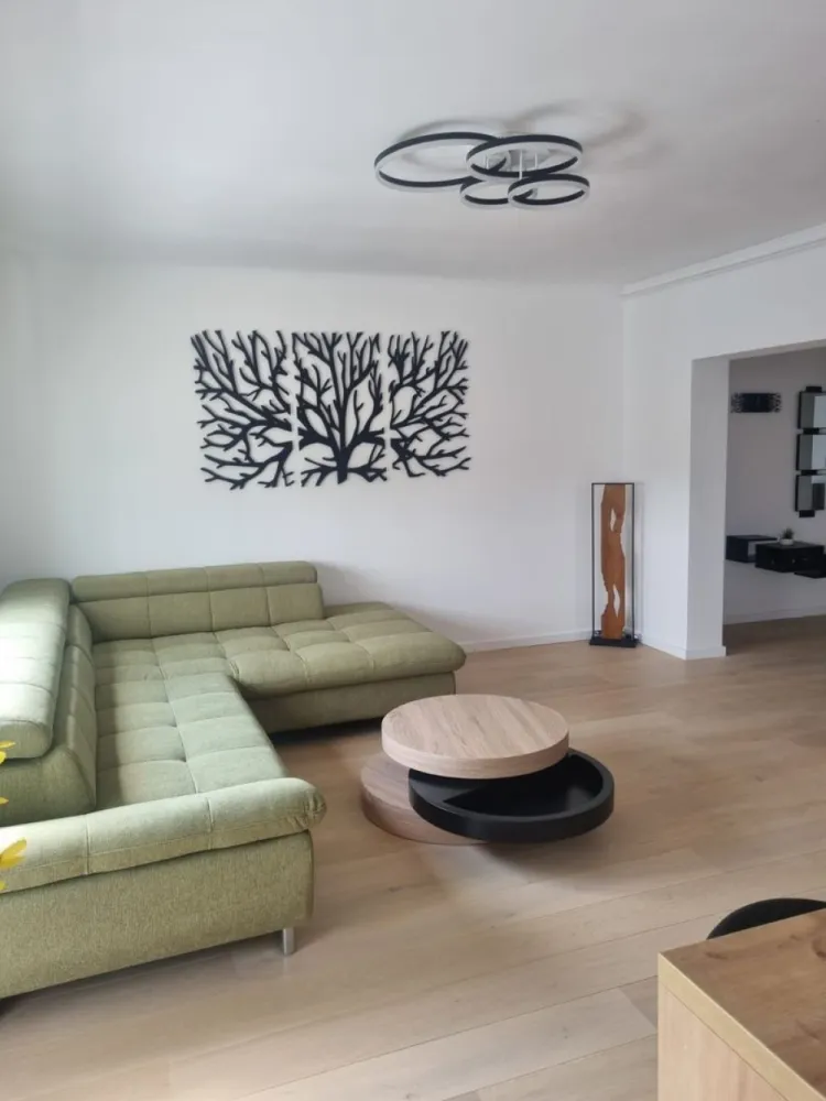BRASADAS vinde ap 3 cam 4/4 CENTRAL 110mp RENOVAT cu garaj. - Agenția imobiliara BRASADAS vinde un apartament spatios si elegant, complet renovat la cheie, mobilat modern, in care nu a locuit nimeni dupa renovare situat la etajul 4 intr-o zona centrala linistita dispune de curte interioara privata cu garaj propriu trecut in cf îmbina perfect confortul cu functionalitatea. Detali apartament: Living open-space cu bucatarie modernă complet utilata; Zona de luat masa in balconul inchis cu vedere spre curtea interioara; 3 dormitoare spațioase si luminoase; 3 bai utilate modern; Camera tehnica cu centrala si masina de spalat; Garaj propriu cu usa automata noua; Curte interioara cu acces privat; Localizare centrala aproape de toate puctele de interes. www.brasadas.com.