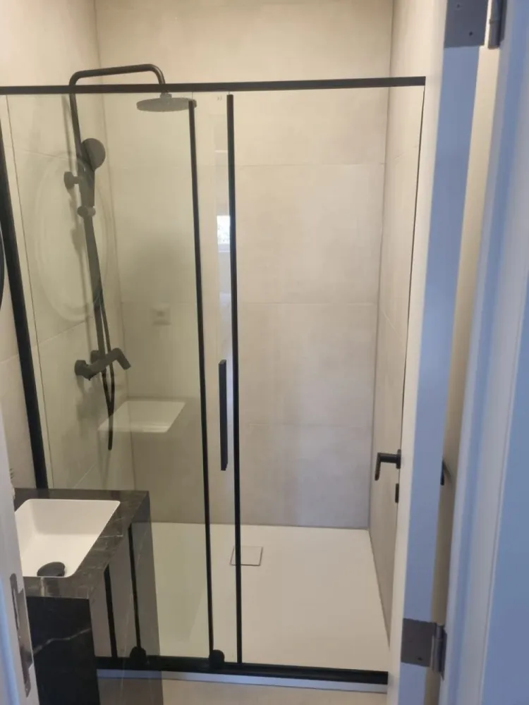 BRASADAS vinde ap 3 cam 4/4 CENTRAL 110mp RENOVAT cu garaj. - Agenția imobiliara BRASADAS vinde un apartament spatios si elegant, complet renovat la cheie, mobilat modern, in care nu a locuit nimeni dupa renovare situat la etajul 4 intr-o zona centrala linistita dispune de curte interioara privata cu garaj propriu trecut in cf îmbina perfect confortul cu functionalitatea. Detali apartament: Living open-space cu bucatarie modernă complet utilata; Zona de luat masa in balconul inchis cu vedere spre curtea interioara; 3 dormitoare spațioase si luminoase; 3 bai utilate modern; Camera tehnica cu centrala si masina de spalat; Garaj propriu cu usa automata noua; Curte interioara cu acces privat; Localizare centrala aproape de toate puctele de interes. www.brasadas.com.