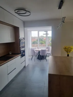 BRASADAS vinde ap 3 cam 4/4 CENTRAL 110mp RENOVAT cu garaj.