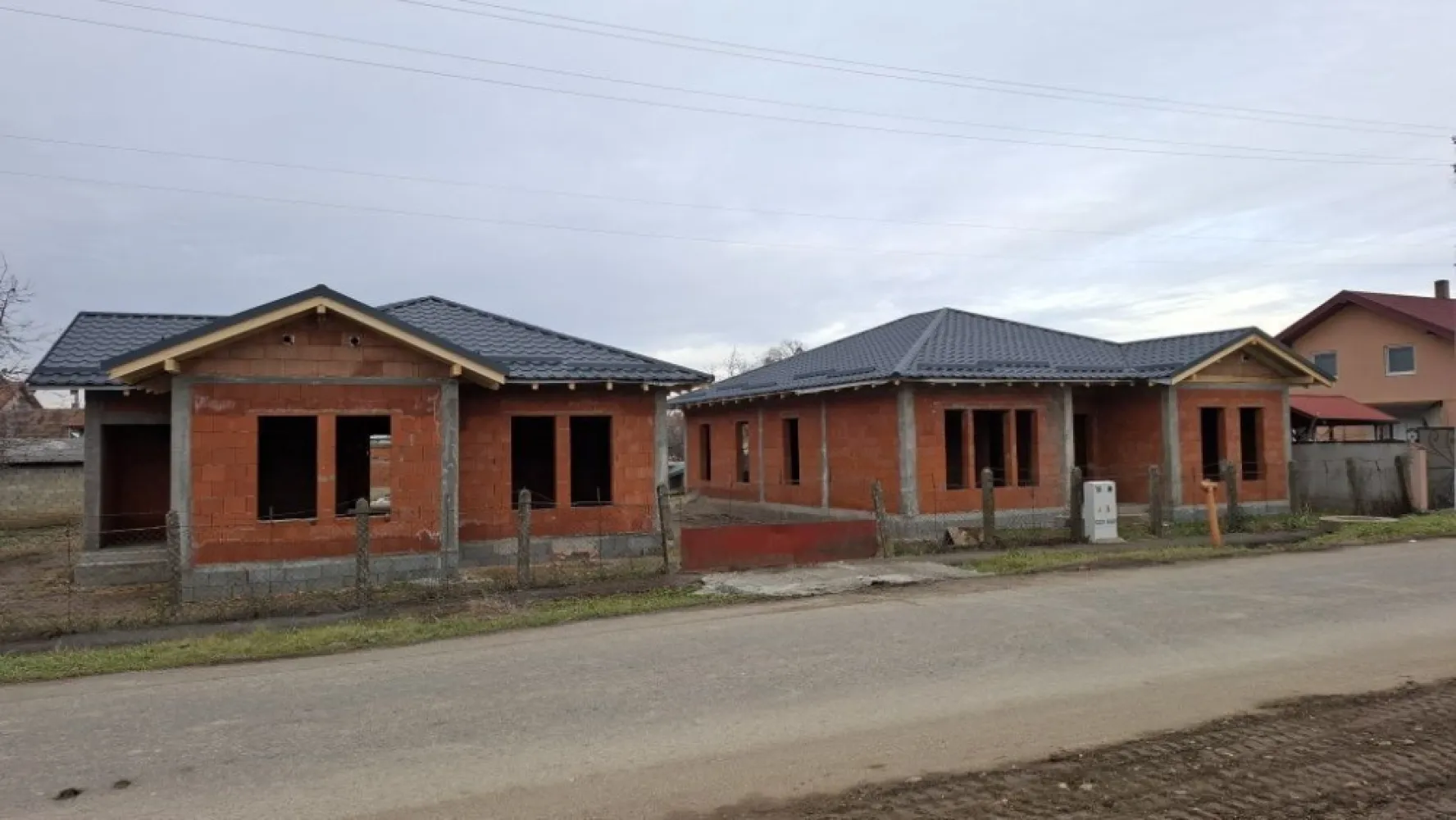 Vând casa noua în Odoreu - Vând casa noua în Loc Odoreu...125mp...cu 410 mp teren...intre case...3 dormitoare..2 bai..living ..bucătărie cu dining..se preda la stadiul de semifinisat ..exteriorul la gata cu culoare...contorizare făcute...apa ..gaz..curent...canal..strada asfaltata..garduri facute..zona f bună.. pret 127.000 eur Tel.07******82