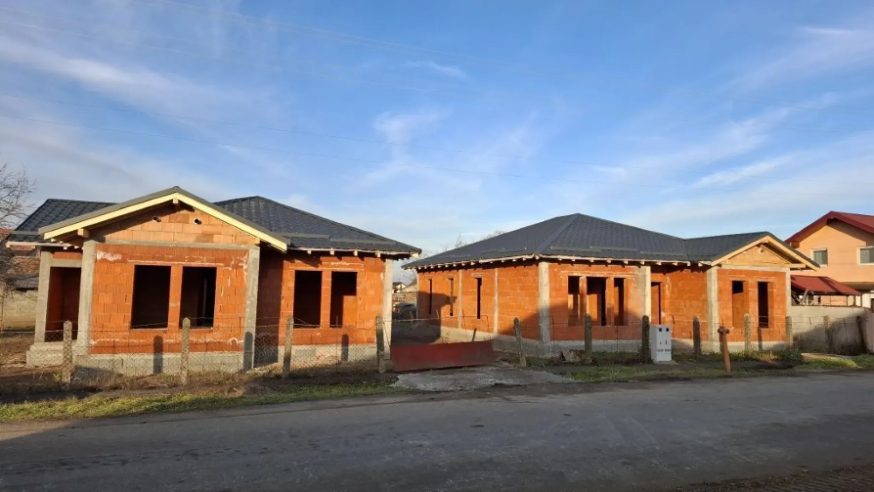 Vând casa noua în Odoreu - Vând casa noua în Loc Odoreu...125mp...cu 410 mp teren...intre case...3 dormitoare..2 bai..living ..bucătărie cu dining..se preda la stadiul de semifinisat ..exteriorul la gata cu culoare...contorizare făcute...apa ..gaz..curent...canal..strada asfaltata..garduri facute..zona f bună.. pret 127.000 eur Tel.07******82