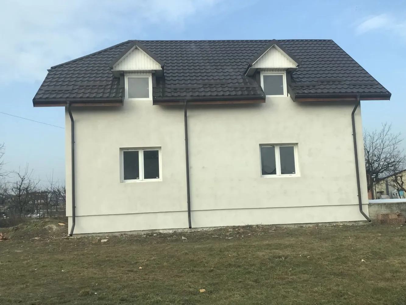 BRASADAS vinde casa in Paulesti. - Agenția imobiliara BRASADAS vinde casa in Paulesti. Amprenta la sol: 83 mp Suprafață utilă 166 mp Descriere generală: O oportunitate excelentă pentru cei care își doresc casă în zonă liniștită, dar totodată aproape de oraș. Casa este construită pe două niveluri (parter + mansardă), cu o structură solidă. Compartimentare: • Living • Bucătărie • Două băi • Cameră tehnică • Trei dormitoare la mansardă Detalii tehnice: • Construcție nouă, cu geamuri termopan • Tencuială interioară finalizată • Acoperiș în stare excelentă • Fundație solidă Teren și curte: • Curte generoasă, ideală pentru grădină sau foișor • Spațiu suficient pentru amenajare parcare. www.brasadas.com.