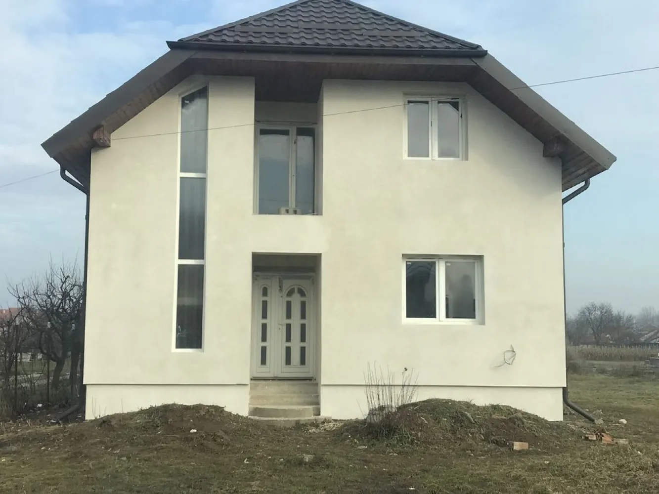 BRASADAS vinde casa in Paulesti. - Agenția imobiliara BRASADAS vinde casa in Paulesti. Amprenta la sol: 83 mp Suprafață utilă 166 mp Descriere generală: O oportunitate excelentă pentru cei care își doresc casă în zonă liniștită, dar totodată aproape de oraș. Casa este construită pe două niveluri (parter + mansardă), cu o structură solidă. Compartimentare: • Living • Bucătărie • Două băi • Cameră tehnică • Trei dormitoare la mansardă Detalii tehnice: • Construcție nouă, cu geamuri termopan • Tencuială interioară finalizată • Acoperiș în stare excelentă • Fundație solidă Teren și curte: • Curte generoasă, ideală pentru grădină sau foișor • Spațiu suficient pentru amenajare parcare. www.brasadas.com.