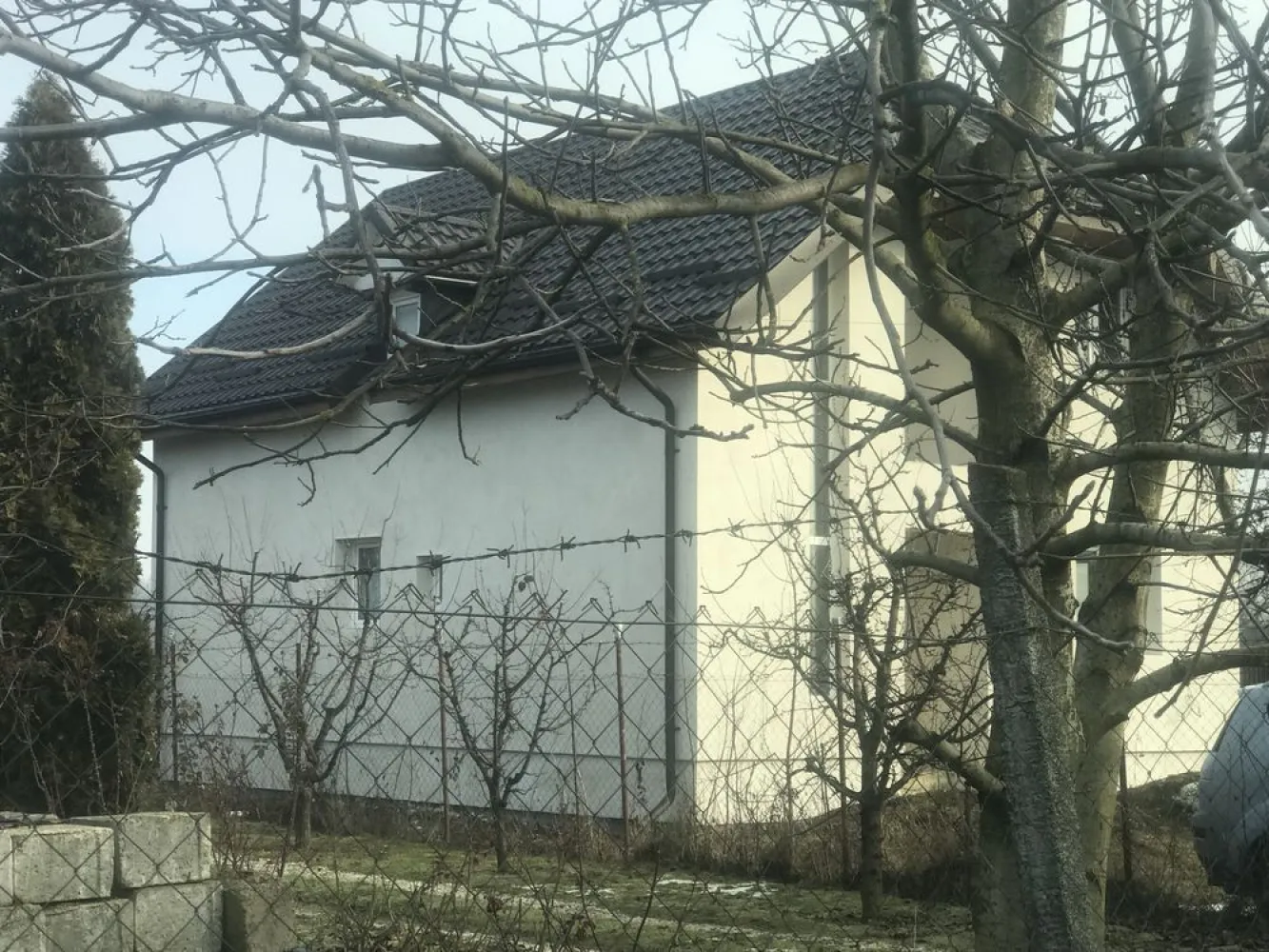 BRASADAS vinde casa in Paulesti. - Agenția imobiliara BRASADAS vinde casa in Paulesti. Amprenta la sol: 83 mp Suprafață utilă 166 mp Descriere generală: O oportunitate excelentă pentru cei care își doresc casă în zonă liniștită, dar totodată aproape de oraș. Casa este construită pe două niveluri (parter + mansardă), cu o structură solidă. Compartimentare: • Living • Bucătărie • Două băi • Cameră tehnică • Trei dormitoare la mansardă Detalii tehnice: • Construcție nouă, cu geamuri termopan • Tencuială interioară finalizată • Acoperiș în stare excelentă • Fundație solidă Teren și curte: • Curte generoasă, ideală pentru grădină sau foișor • Spațiu suficient pentru amenajare parcare. www.brasadas.com.