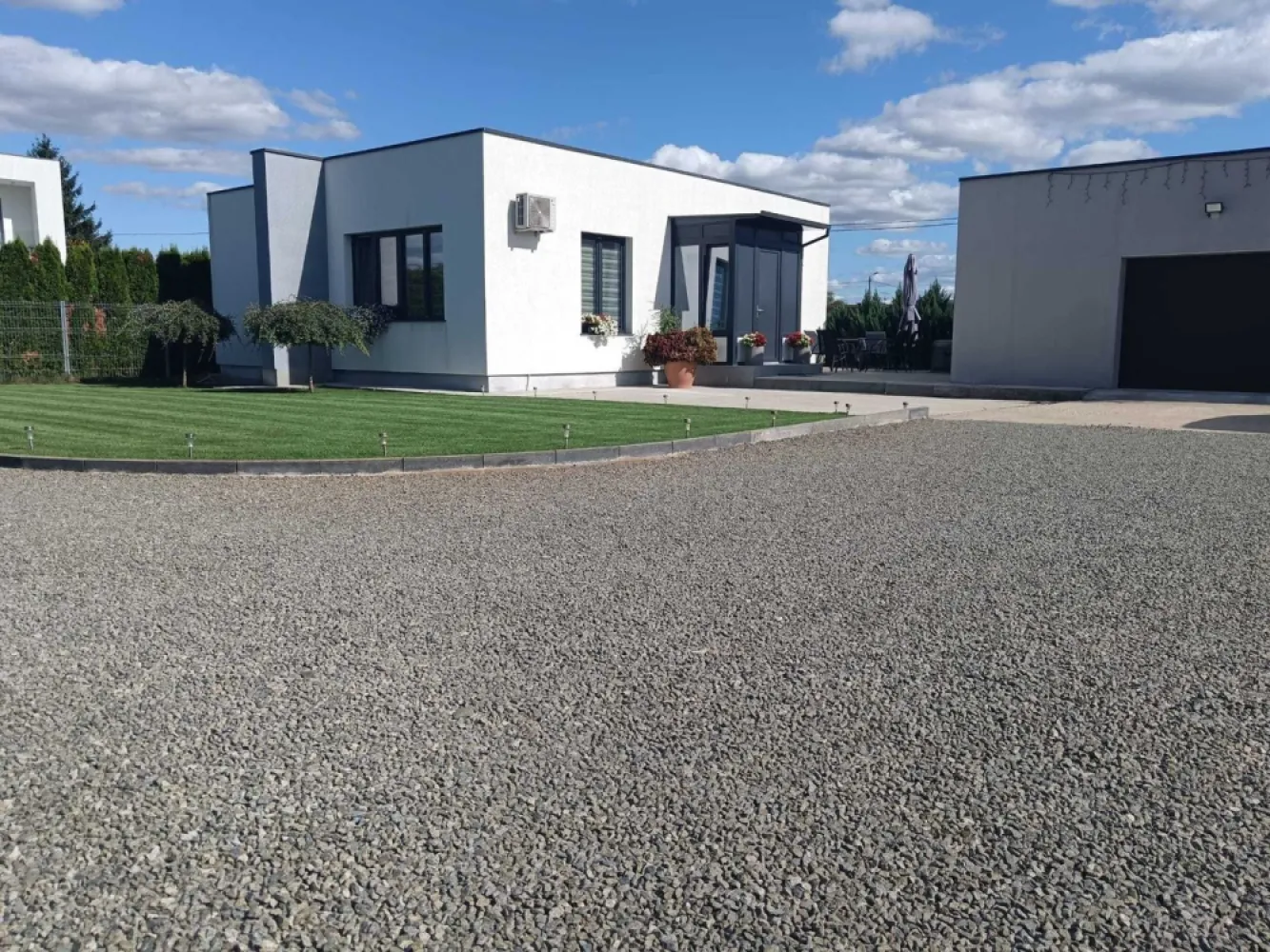 Casa nouă în zona strada Dara - Proprietar vând casă nouă, construită recent pe un singur nivel, în stil mediteranean, cu o suprafață construită de 92 mp, și un garaj generos de 41 mp cu poartă automată, amplasată în curte comună cu un teren aferent de 370 mp și teren comun de 372 mp. Casa este situată într-o zonă rezidențială exclusivistă și liniștită, în zona străzii Dara. Această casă este ideală pentru cei care caută confort într-un ambient modern și liniștit. Casa este compusă din un dormitor, o baie generoasă, un livingroom și dining room împreună 43 mp și o bucătărie open space, o terasă și un garaj de 41 mp cu poartă automată. Dotări: - izolație termică exterioară de 10 cm - ferestre termopan de dimensiuni mari cu 3 foi de sticlă și plasă de țânțari - jaluzele interioare moderne de tip zi noapte - centrală termică și calorifere mari - curte amenajată și gazon cu sistem de irigație - garaj cu poartă automată - aer condiționat - mobilier nou - corpuri de iluminat noi cu led - utilat cu aparate electrocasnice noi Casa se vinde mobilată și utilată la înțelegere. Cartierul este exclusiv rezidențial și are acces rapid la centru. Prețul de vânzare al casei este de 148000 euro.