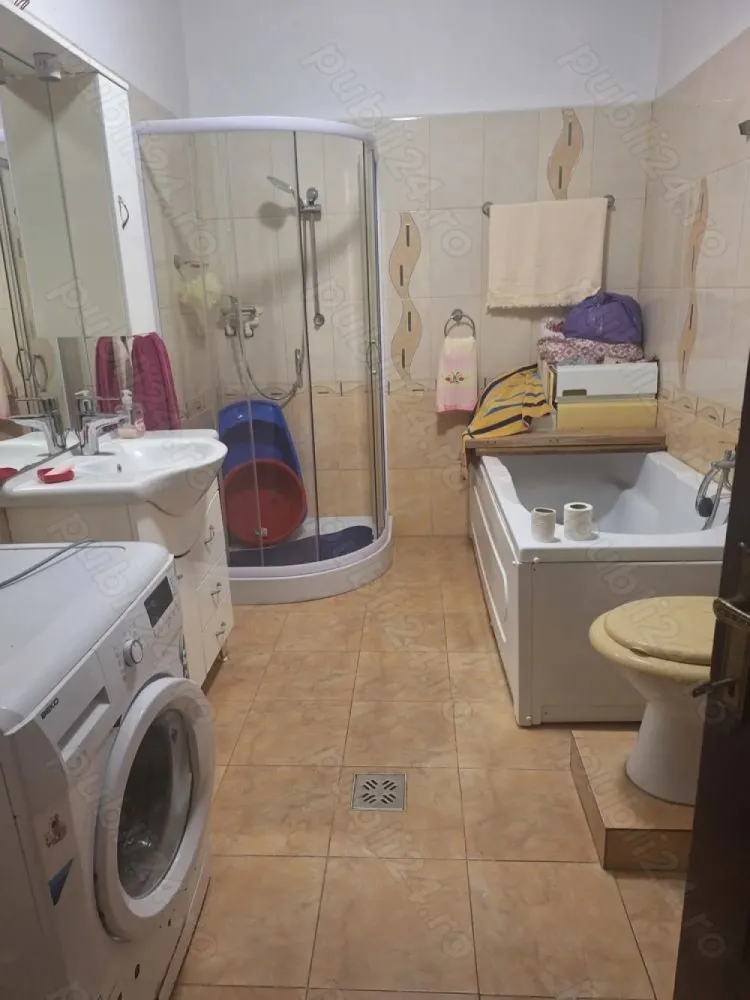 Vând casa în Lpau, com.Culciu, jud Satu Mare - Casa în suprafață de 90mp, 3 camere doua holuri, baie, anexe o clădire la gri 60mp cu o camere, magazie, loc pentru bucătărie și baie, anexe-sura și padoc pentru animale 3 boxe. Teren 4700mp, amplasata la DJ, în centrul localității, front stradal 40m.