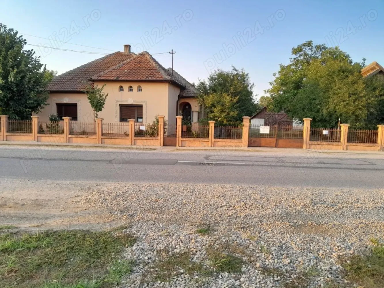 Vând casa în Lpau, com.Culciu, jud Satu Mare - Casa în suprafață de 90mp, 3 camere doua holuri, baie, anexe o clădire la gri 60mp cu o camere, magazie, loc pentru bucătărie și baie, anexe-sura și padoc pentru animale 3 boxe. Teren 4700mp, amplasata la DJ, în centrul localității, front stradal 40m.