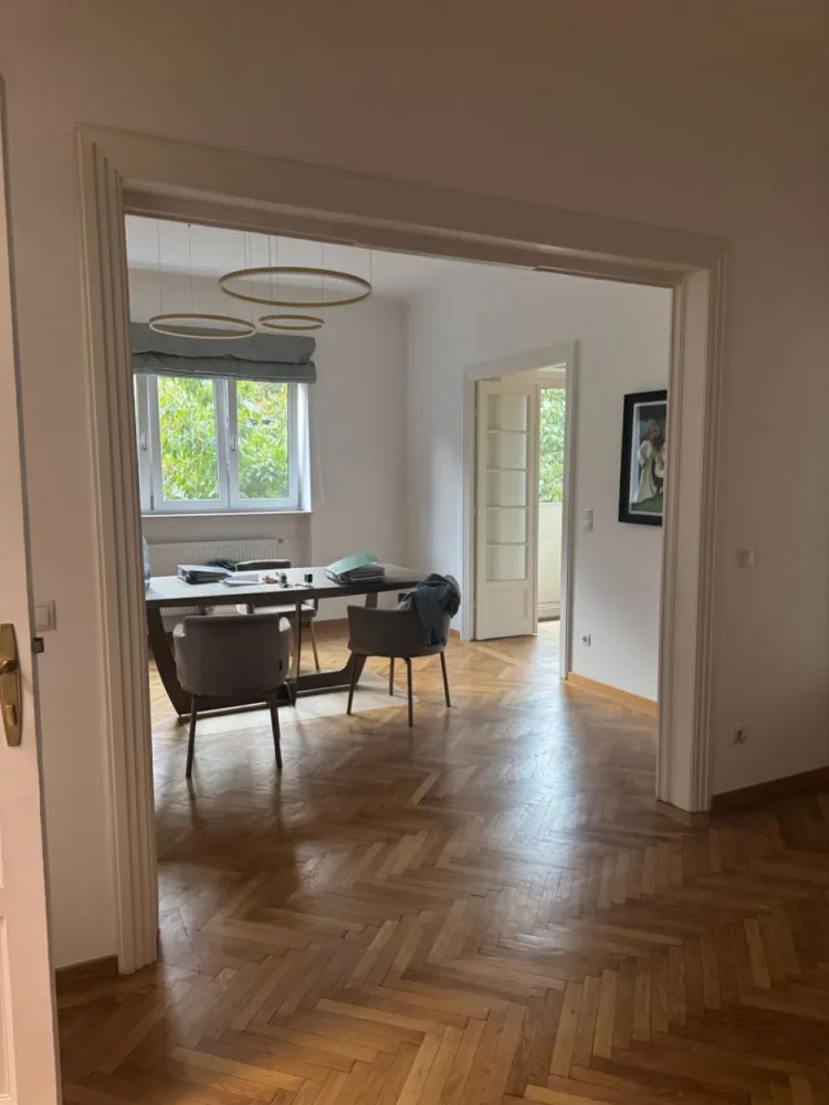 BRASADAS închiriază ap 3 cam etaj 1/3 Universitate. - Agenția imobiliara BRASADAS închiriază apartament cu 3 camere, decomandat, situat in zona Universitate, Piata Rosetti, foarte spatios si luminos, având acces imediat la metrou, Universitatea Bucuresti, Teatrul National, cat și la toate facilitatile centrale. Apartamentul este pretabil pentru o familie/cuplu, are doua bai si este situat la etajul 1 intr-un imobil interbelic de tip butic, cu 3 etaje si parter inalt, protejat de zgomotul bulevardului principal, având în vedere ca se află in planul 2. Încălzirea este centralizata, iar apartamentul a fost recent renovat, fiind dotat cu aer conditionat si bucatarie complet utilitata, cat și un balcon deschis. Momentan, apartamentul nu este mobilat, dar se poate mobila la cerere. www.brasadas.com.