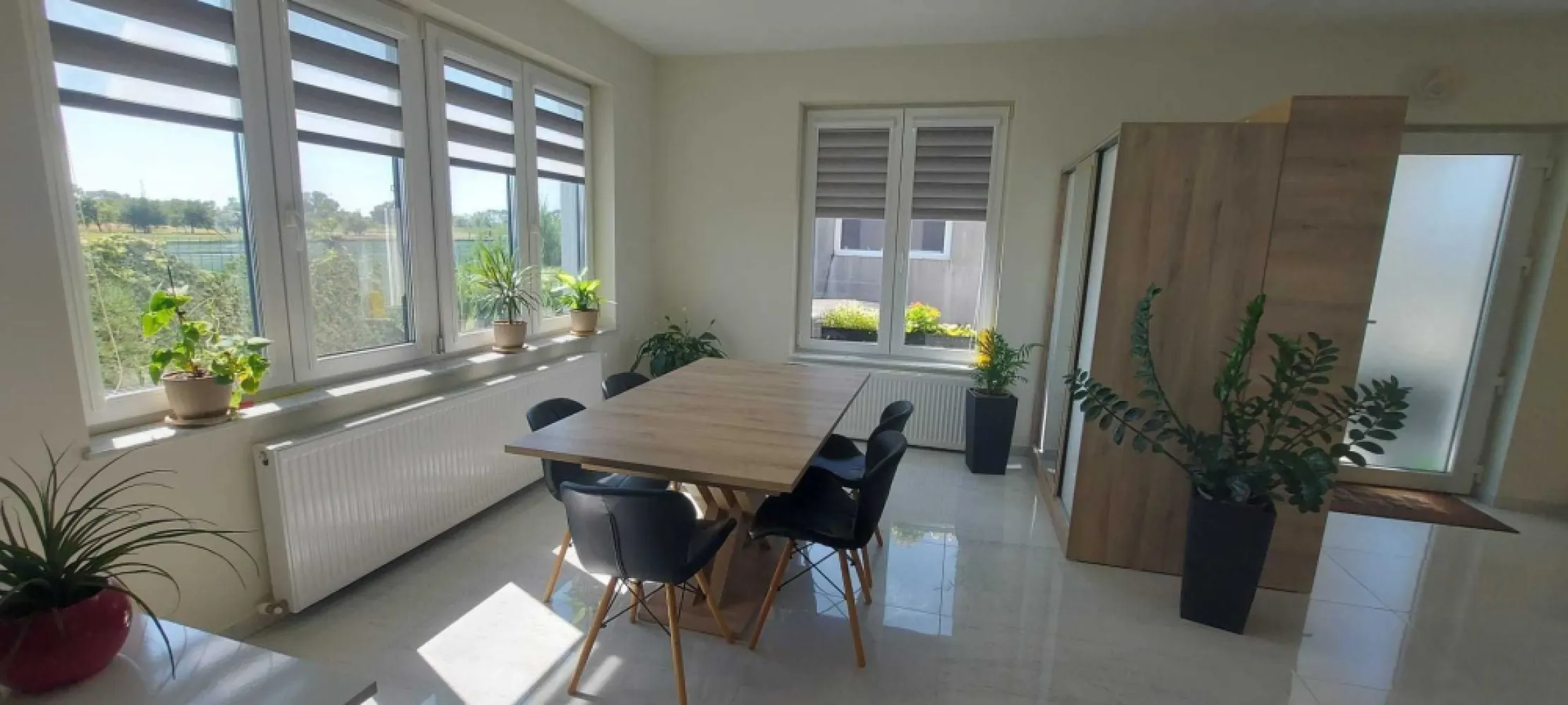 Casa nouă în zona strada Dara - Proprietar vând casă nouă, construită recent pe un singur nivel, în stil mediteranean, cu o suprafață construită de 92 mp, și un garaj generos de 41 mp cu poartă automată, amplasată în curte comună cu un teren aferent de 370 mp și teren comun de 372 mp. Casa este situată într-o zonă rezidențială exclusivistă și liniștită, în zona străzii Dara. Această casă este ideală pentru cei care caută confort într-un ambient modern și liniștit. Casa este compusă din un dormitor, o baie generoasă, un livingroom și dining room împreună 43 mp și o bucătărie open space, o terasă și un garaj de 41 mp cu poartă automată. Dotări: - izolație termică exterioară de 10 cm - ferestre termopan de dimensiuni mari cu 3 foi de sticlă și plasă de țânțari - jaluzele interioare moderne de tip zi noapte - centrală termică și calorifere mari - curte amenajată și gazon cu sistem de irigație - garaj cu poartă automată - aer condiționat - mobilier nou - corpuri de iluminat noi cu led - utilat cu aparate electrocasnice noi Casa se vinde mobilată și utilată la înțelegere. Cartierul este exclusiv rezidențial și are acces rapid la centru. Prețul de vânzare al casei este de 148000 euro.