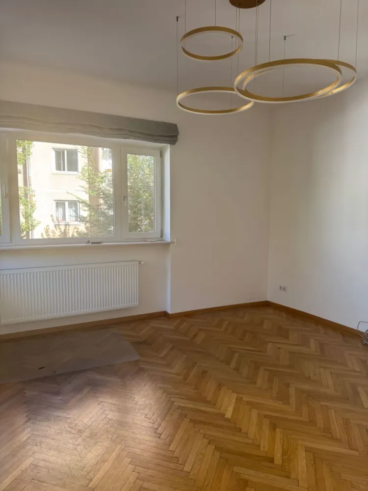 BRASADAS închiriază ap 3 cam etaj 1/3 Universitate. - Agenția imobiliara BRASADAS închiriază apartament cu 3 camere, decomandat, situat in zona Universitate, Piata Rosetti, foarte spatios si luminos, având acces imediat la metrou, Universitatea Bucuresti, Teatrul National, cat și la toate facilitatile centrale. Apartamentul este pretabil pentru o familie/cuplu, are doua bai si este situat la etajul 1 intr-un imobil interbelic de tip butic, cu 3 etaje si parter inalt, protejat de zgomotul bulevardului principal, având în vedere ca se află in planul 2. Încălzirea este centralizata, iar apartamentul a fost recent renovat, fiind dotat cu aer conditionat si bucatarie complet utilitata, cat și un balcon deschis. Momentan, apartamentul nu este mobilat, dar se poate mobila la cerere. www.brasadas.com.