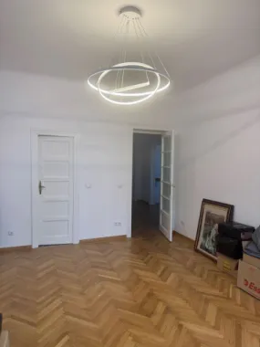 BRASADAS închiriază ap 3 cam etaj 1/3 Universitate.