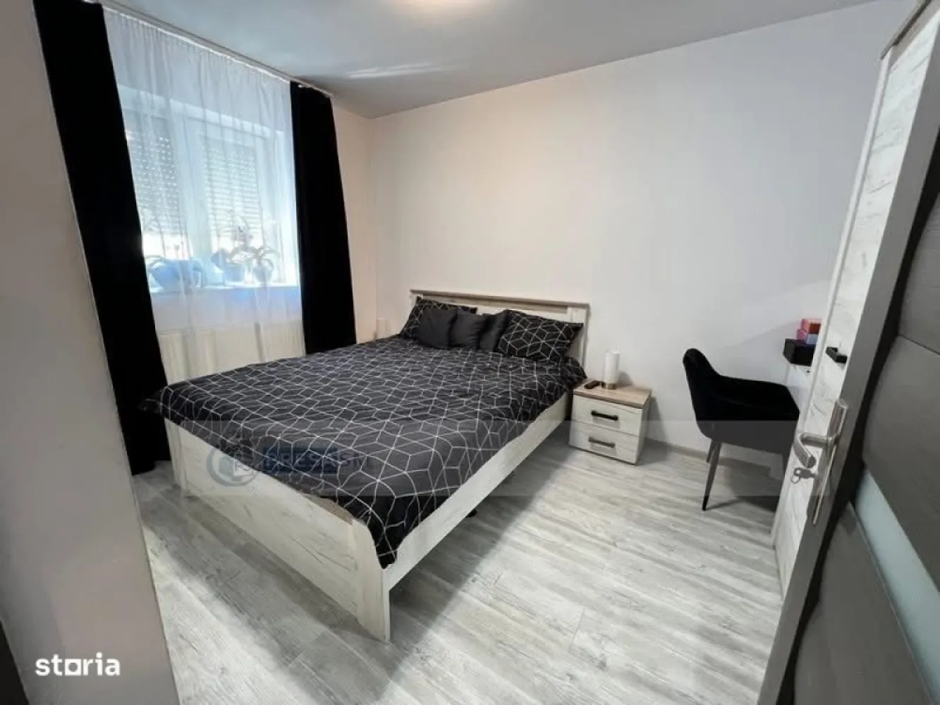 Casa cu 2 camere zona centrala - Casa este situată pe strada Iuliu Maniu, aproape de centrul orașului Satu Mare. Imobilul are o suprafață utilă de aproximativ 40 mp și este compus din living open-space cu bucătărie, dormitor și baie iar curtea 42 mpLocuința a beneficiat de o renovare completă în anul 2018: șapă nouă, înlocuirea integrală a instalației electrice, ferestre și uși noi, precum și schimbarea întregului sistem de încălzire (centrală termică modernă, calorifere și țevi noi). În 2021 acoperișul a fost recondiționatAccesul se face printr-o intrare comună cu vecinii, însă fiecare proprietate dispune de spațiul său privat, asemănător unei străduțe intime și liniștite.Zona este excelentă: la doar câteva minute de mers pe jos se află piața, școli, grădinițe și stații de autobuz în ambele direcții (3–5 minute). Astfel, casa oferă confort, intimitate și acces rapid la toate facilitățile zilnice.Avantaje:-Casă complet renovată (2018)-Instalație electrică nouă-Ferestre și uși noi-Sistem de încălzire integral schimbat (centrală, calorifere, țevi)-Acoperiș recondiționat (2021)-Curte proprie, acces separat-Locație excelentă: aproape de centru, piață, școli și transport public