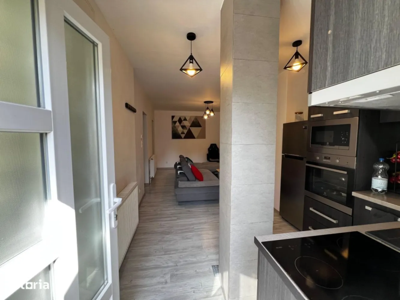 Casa cu 2 camere zona centrala - Casa este situată pe strada Iuliu Maniu, aproape de centrul orașului Satu Mare. Imobilul are o suprafață utilă de aproximativ 40 mp și este compus din living open-space cu bucătărie, dormitor și baie iar curtea 42 mpLocuința a beneficiat de o renovare completă în anul 2018: șapă nouă, înlocuirea integrală a instalației electrice, ferestre și uși noi, precum și schimbarea întregului sistem de încălzire (centrală termică modernă, calorifere și țevi noi). În 2021 acoperișul a fost recondiționatAccesul se face printr-o intrare comună cu vecinii, însă fiecare proprietate dispune de spațiul său privat, asemănător unei străduțe intime și liniștite.Zona este excelentă: la doar câteva minute de mers pe jos se află piața, școli, grădinițe și stații de autobuz în ambele direcții (3–5 minute). Astfel, casa oferă confort, intimitate și acces rapid la toate facilitățile zilnice.Avantaje:-Casă complet renovată (2018)-Instalație electrică nouă-Ferestre și uși noi-Sistem de încălzire integral schimbat (centrală, calorifere, țevi)-Acoperiș recondiționat (2021)-Curte proprie, acces separat-Locație excelentă: aproape de centru, piață, școli și transport public