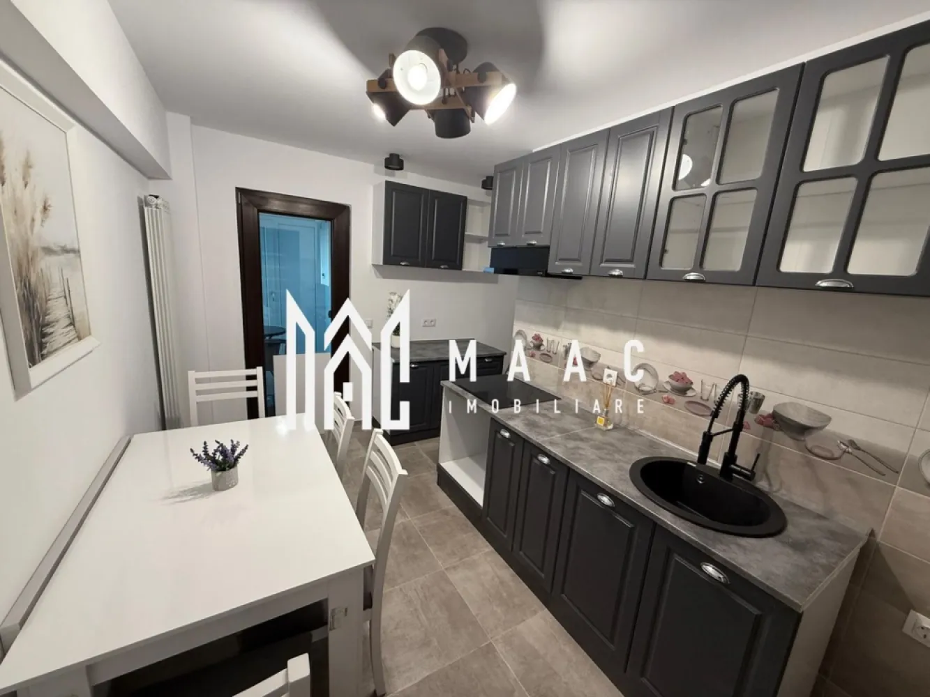 Apartament de lux cu 3 camere, vedere panoramică – zonă centrală - MAAC Imobiliare va propune spre inchirere un apartament elegant și rafinat, situat în inima orașului, într-un imobil modern, cu acces rapid către principalele puncte de interes: restaurante, centre comerciale, instituții de învățământ și zone de agrement. Detalii principale: 3 camere spațioase – living luminos și 2 dormitoare confortabile Bucătărie modernă cu zonă de luat masa separată 2 băi complet echipate 2 balcoane cu vedere panoramică asupra orașului Finisaje, mobilier și electrocasnice de înaltă calitate Complet mobilat și utilat de lux, pregătit pentru mutare imediată 📍 Zonă centrală, ideală pentru cei care își doresc confort, rafinament și accesibilitate într-un singur loc. ✅ Potrivit atât pentru rezidență personală, cât și pentru profesioniști care caută o locuință reprezentativă în centrul orașului . Va rog sa specificati id ul anuntului CP2783277 }}