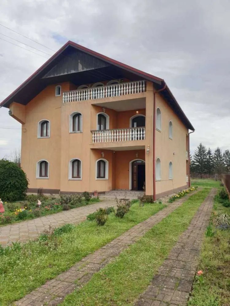 Casa S+P+1+M cu 28 ari de teren in Martinesti - Casa este construita in anul 2000 pe o fundatie solida din beton armat, zidaria este din caramida, planseurile intre etaje sunt turnate din beton armat. Este complet decomandata si compartimentata in asa fel incat sa deserveasca o familie numeroasa sau doua familii, fiecare etaj dispunand de: casa scarii, holuri, living open space cu bucatarie, 2 dormitoare foarte generoase, baie foarte mare dotata cu geam de aerisire, balcone care dau din living pe partea din fata a curtii si terase pozitionate pe partea din spate a curtii. Casa este complet izolata termic cu polistiren de 10 cm. Incalzirea se realizeaza cu ajutorul a doua centrale termice atat prin pardoseala cat si cu calorifere la parter si etaj. Atat la parter cat si la etaj in livinguri exista seminee functionale foarte bine realizate din zidarie. La subsol are spalatorie, 2 camari pentru alimente si camera tehnica, si un hol care decomandeaza aceste incaperi. Podul este foarte generos si se poate transforma in sala de gimnastica, sau sala jocuri. Acoperisul este din tigla. Dotari : geamuri termopan, usi din lemn, gresie, parchet lemn masiv de stejar, faianta, sanitare, centrale termice, calorifere, sistem de alarma, interfon. Curtea are 2800 mp ( 28 ari ) cu un front linear de 32 m. Exista pe proprietate cate doua porti de acces din fier forjat , atat auto cat si pietonal. Partea din fata a curtii este frumos amenajata cu flori inclusiv pe aleea care duce in partea din spate a casei. Pe lateral exista o livada de pomi fructiferi, iar in spatele curtii vita de vie. Restul spatiului este verde si poate fi utilizat si amenajat atat ca spatiu de recreere cat si pentru gradinarit, in functie de preferintele fiecaruia. Casa se vinde mobilata, urmand a fi luate de catre proprietari obiecte cu o semnificatie si valoare sentimentala. Sunati va rog doar daca va intereseaza cu adevarat, exclus orice fel de intermediar. Multumesc !